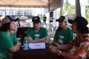 Equipe que ficou em segundo lugar no Ideathon Agro recebe orientações de mentora durante maratona que aconteceu no 5º Encontro das Agrárias, no estande do IFTO na Agrotins 2026