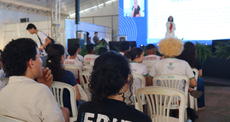 Estudantes olham atentamente para aula