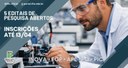 Para cego ver: Imagem composta por retângulos azuis formando moldura e homem branco ao centro, usando óculos transparente de proteção e jaleco, observa um equipamento eletrônico com atenção. O texto informa: 4 editais de pesquisa abertos. Inscrições até 13/04. Inova, EGP, APL e PQ