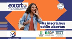 #PraCegoVer: Banner publicitário com fundo em tons de laranja e azul. No centro, uma jovem negra sorridente veste jaqueta jeans, carrega uma mochila nas costas e posiciona a mão ao lado da boca como se estivesse gritando uma novidade. Ao lado, a frase: "As inscrições estão abertas". No topo, o logo do exato e um carimbo com os dizeres: 18 de outubro - 2026 - 2ª edição. Abaixo, os logos do IFTO, da UFNT e da UFT e p perfil @acessoexato
