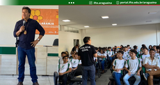 Colagem de duas fotos lado a lado mostrando uma palestra escolar em um auditório iluminado. 