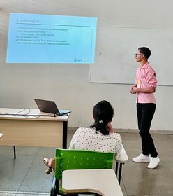 O egresso do IFTO Sammuel da Conceição, que foi estudante comunicador, em apresentação de seminário no curso de Jornalismo